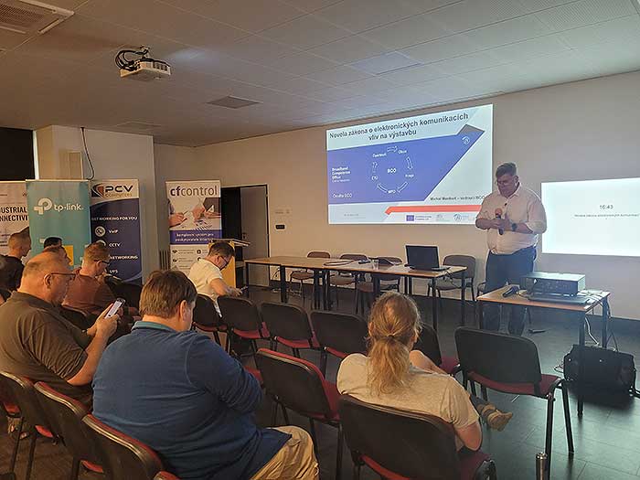 MIKROEXPO 2025. BCO prezentovala novelu zákona o elektronických komunikacích a GIA